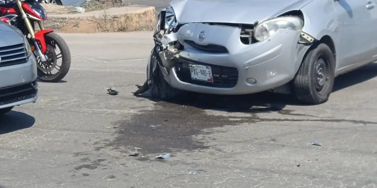 Un accidente entre dos vehículos en el cruce de Paseo del Conquistador y Domingo Diez, en Cuernavaca, generó congestionamiento vial. No hubo personas lesionadas.