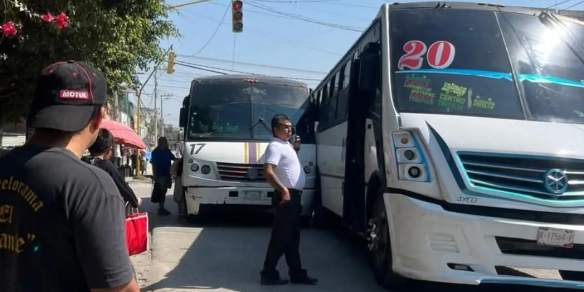 Dos unidades del transporte público chocaron en la colonia Calera Chica, en Jiutepec, sobre la avenida Emiliano Zapata. No hubo lesionados, solo daños materiales.