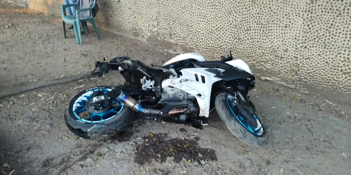 Un motociclista resultó gravemente herido tras chocar contra un Mini Cooper en el bulevar Cuauhnáhuac, a la altura del rastro municipal de Cuernavaca.