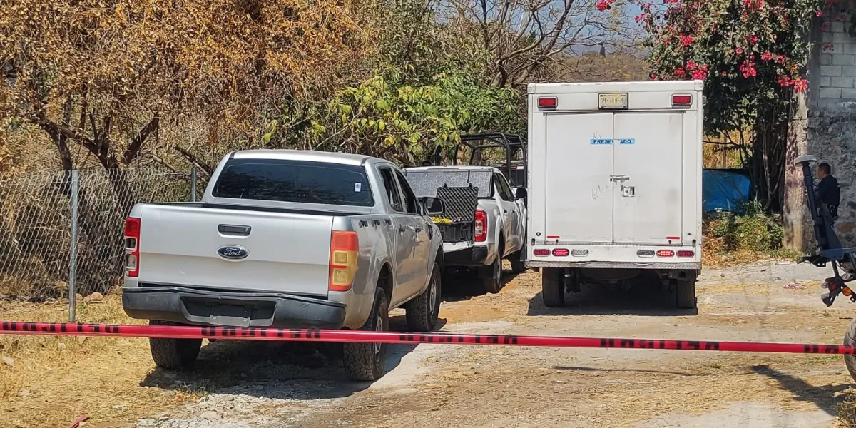 Un hombre fue localizado sin vida con impactos de bala en la colonia Jardines de Zoquipa, en Ahuatepec, Cuernavaca. Fiscalía de Morelos abrió investigación por homicidio.