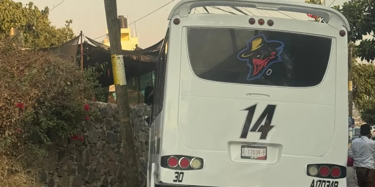  Una unidad del transporte público presuntamente se quedó sin frenos en la avenida Unión Zapata, colonia 3 de Mayo en Emiliano Zapata. Autoridades realizan investigación.