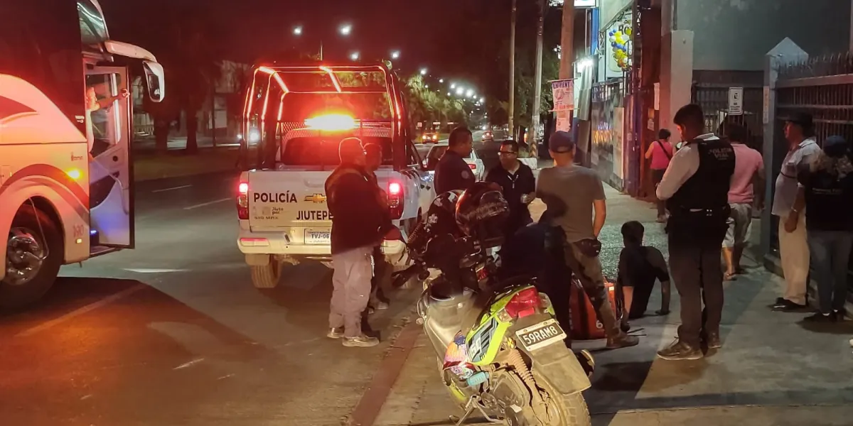 Una unidad del transporte público presuntamente se quedó sin frenos en la avenida Unión Zapata, colonia 3 de Mayo en Emiliano Zapata. Autoridades realizan investigación.