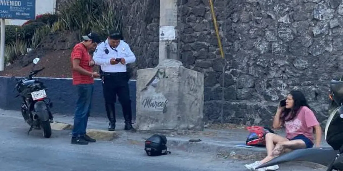 Dos jóvenes motociclistas resultaron lesionados tras derrapar en la curva de la colonia Cuauchiles, en Jiutepec. Fueron trasladados a un hospital para valoración.