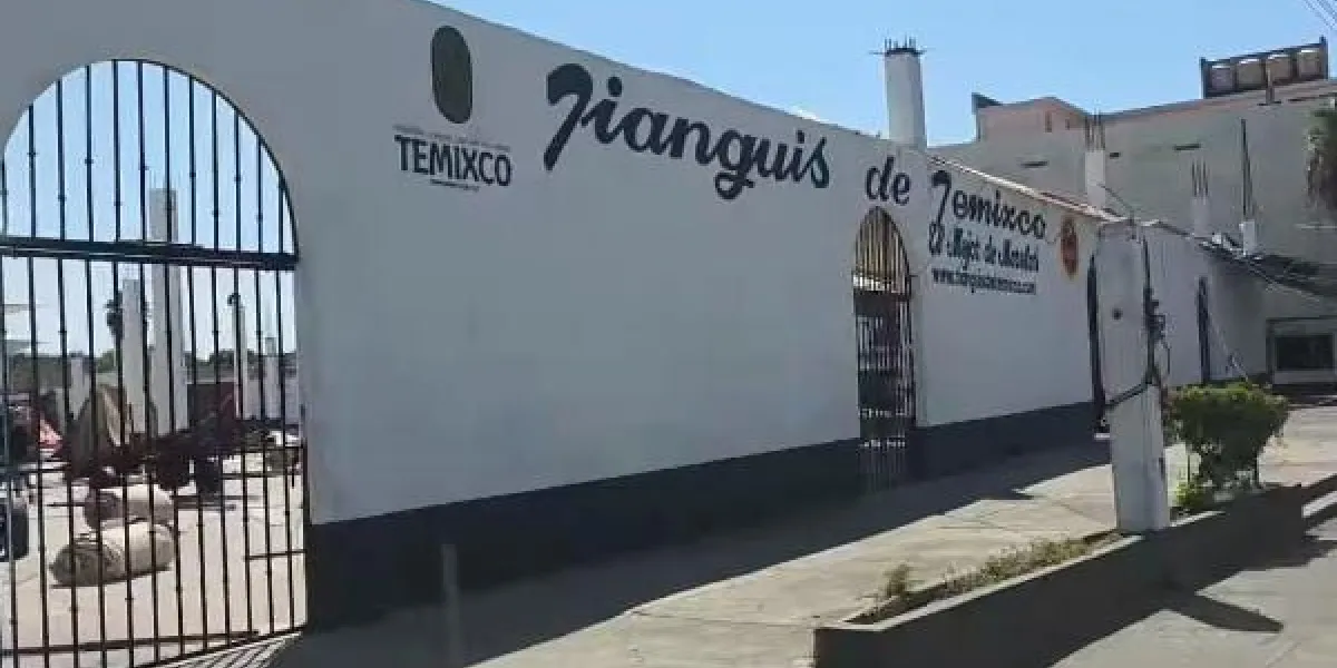 Comerciantes del tianguis de Temixco desmontaron sus puestos luego de que autoridades suspendieran actividades por hechos violentos registrados el domingo.