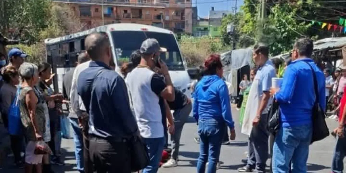 Una persona fue embestida por una unidad del transporte público en los andenes del Mercado Adolfo López Mateos en Cuernavaca; el conductor presuntamente se dio a la fuga.