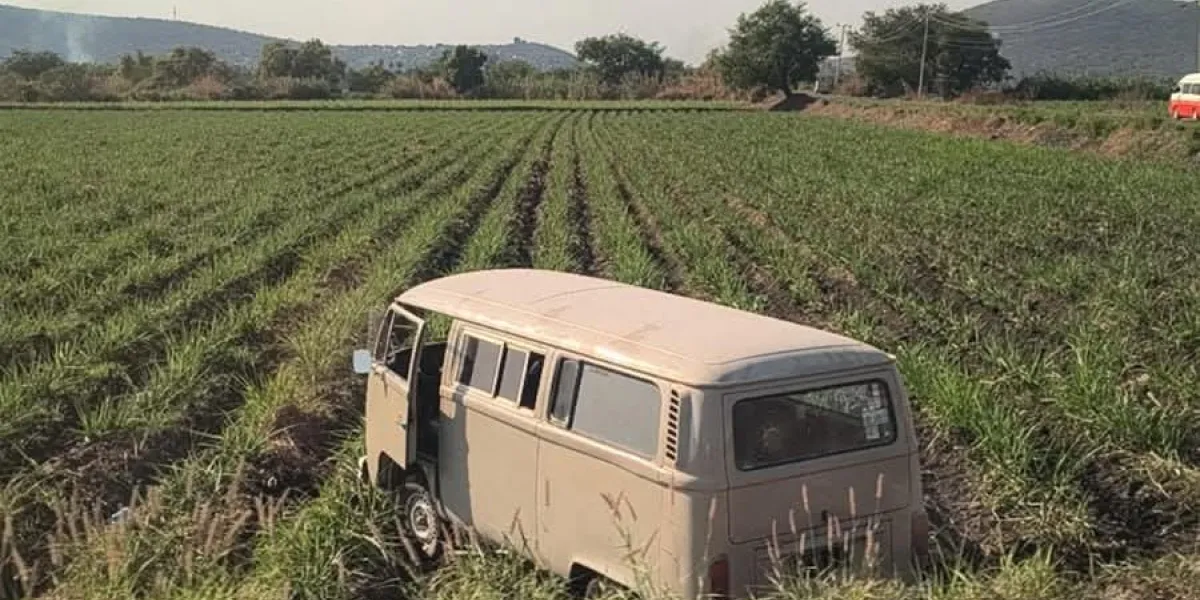 Una combi del transporte público se salió del camino en el libramiento Zacatepec–Casablanca, a la altura del Puente del Fierro; una persona resultó lesionada leve.