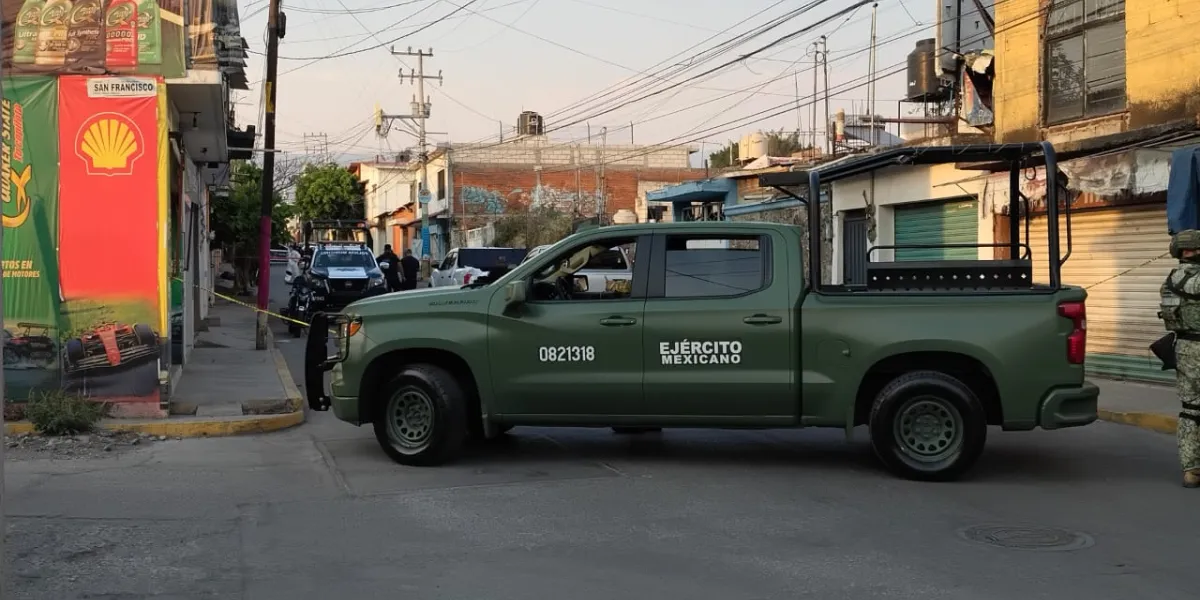 Un hombre de aproximadamente 30 años fue asesinado a balazos mientras viajaba en motocicleta; la Fiscalía de Morelos ya investiga el ataque armado.
