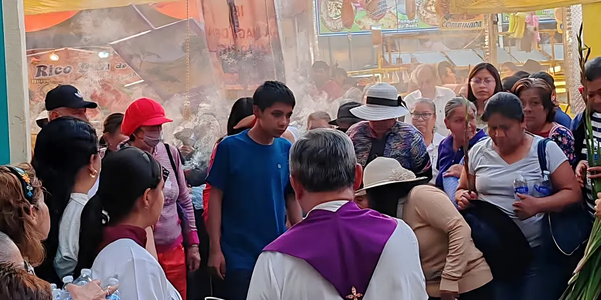 Fieles acudieron a la parroquia del Señor del Pueblo en Cuautla para conmemorar el segundo viernes de Cuaresma en un ambiente de reflexión y fe.