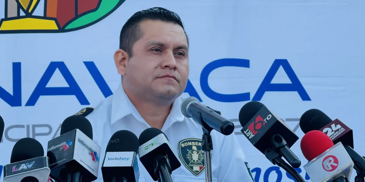 La Dirección de Bomberos de Cuernavaca enfrenta un déficit del 15% de personal mientras se han registrado 180 incendios en 2026, principalmente en terrenos baldíos y casas habitación.