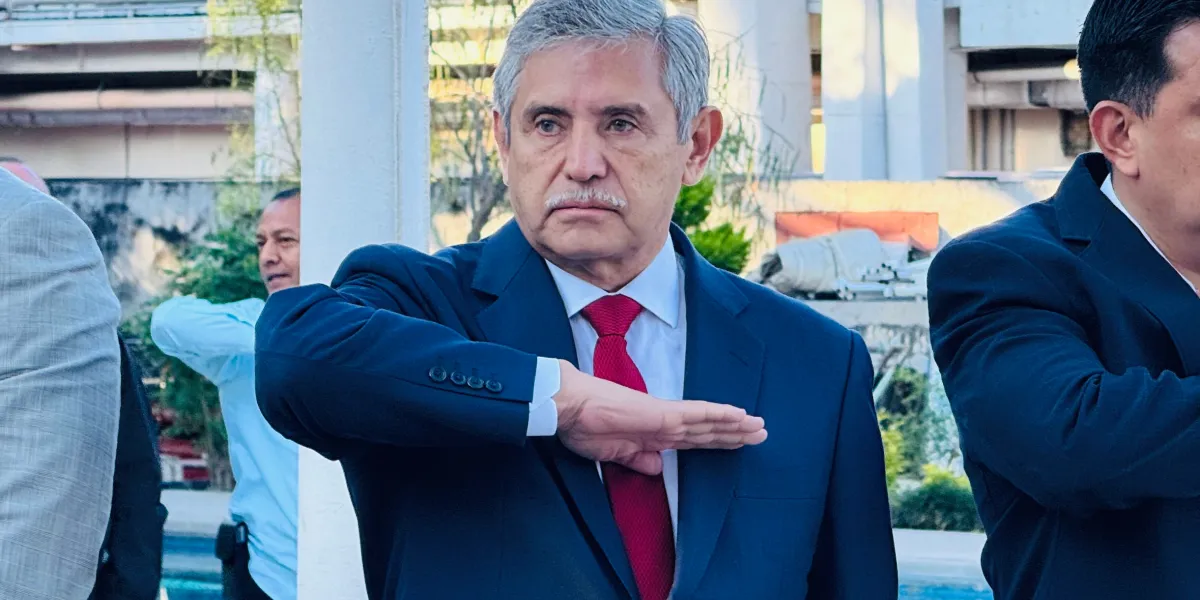 El alcalde José Luis Urióstegui confirmó que el Ayuntamiento no otorgará más préstamos al Sapac; el IMSS embargó 36 millones de pesos por adeudos.