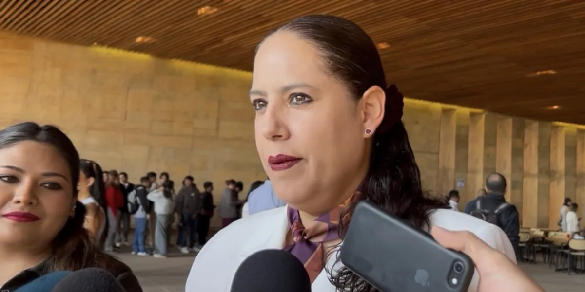 La secretaria de Educación de Morelos, Karla Aline Herrera Alonso, pidió no generar pánico por casos de sarampión y coksackie; descarta regresar a clases en línea y refuerza medidas sanitarias.