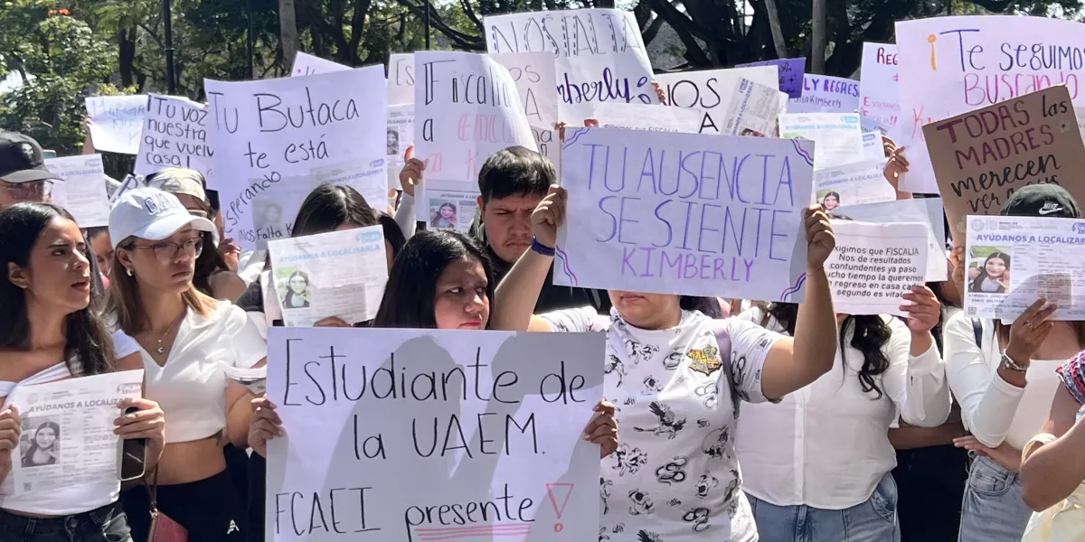 Familiares y amigos marcharon en Cuernavaca para exigir la pronta localización de Kimberly Ramos Beltrán, estudiante de la UAEM desaparecida desde el 20 de febrero.