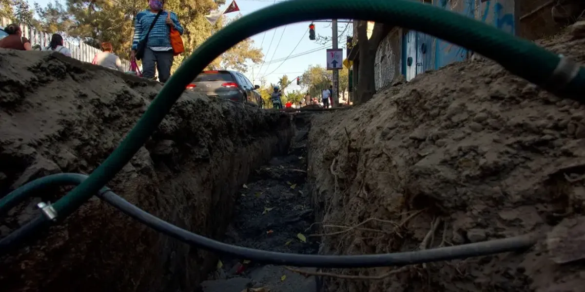 Tuberías obsoletas provocan filtraciones de aguas negras en Cuernavaca; Sapac reconoce contaminación en Ciudad Chapultepec.