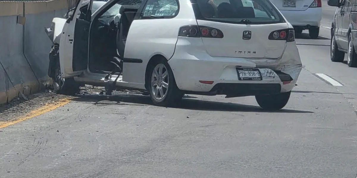 Un vehículo se impactó contra muros de contención en la autopista México–Cuernavaca; no hubo lesionados, pero la circulación fue cerrada temporalmente.
