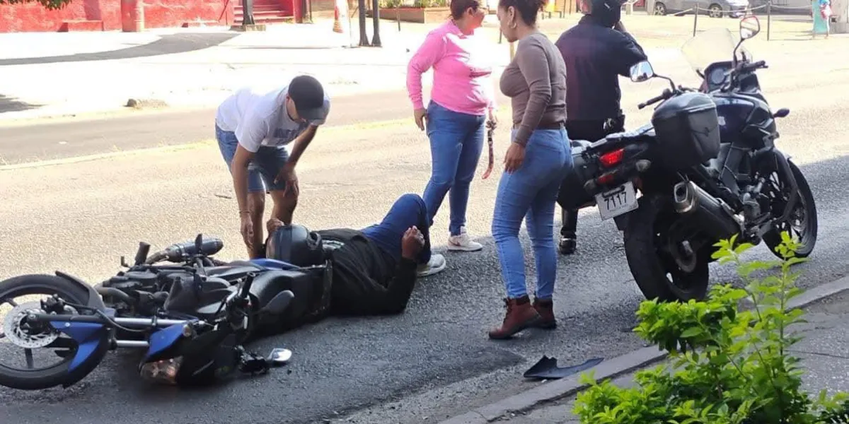 Un joven motociclista resultó lesionado luego de perder el control en avenida Plan de Ayala, en Cuernavaca; la circulación presentó afectaciones parciales.