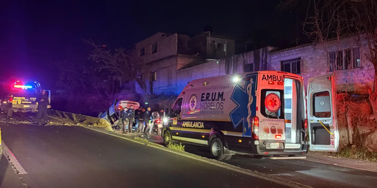 Un vehículo particular volcó la noche del domingo en la carretera Cuernavaca–México, a la altura del distribuidor vial Palmira. Paramédicos atendieron a personas lesionadas.