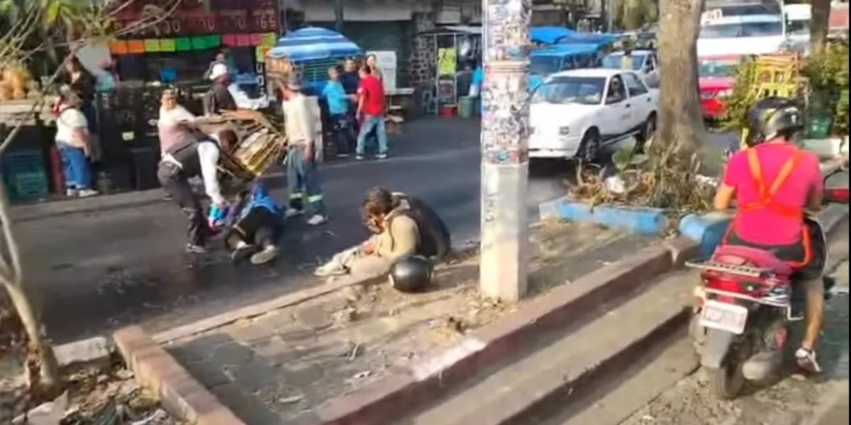 Dos jóvenes resultaron lesionados tras derrapar en motocicleta en el circuito del mercado Adolfo López Mateos de Cuernavaca, presuntamente por aceite o grasa en el pavimento.