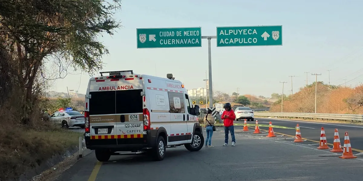 El cuerpo de un hombre con huellas de violencia fue localizado a un costado del retorno de Xochitepec sobre la autopista México–Acapulco; la Fiscalía de Morelos investiga el caso.