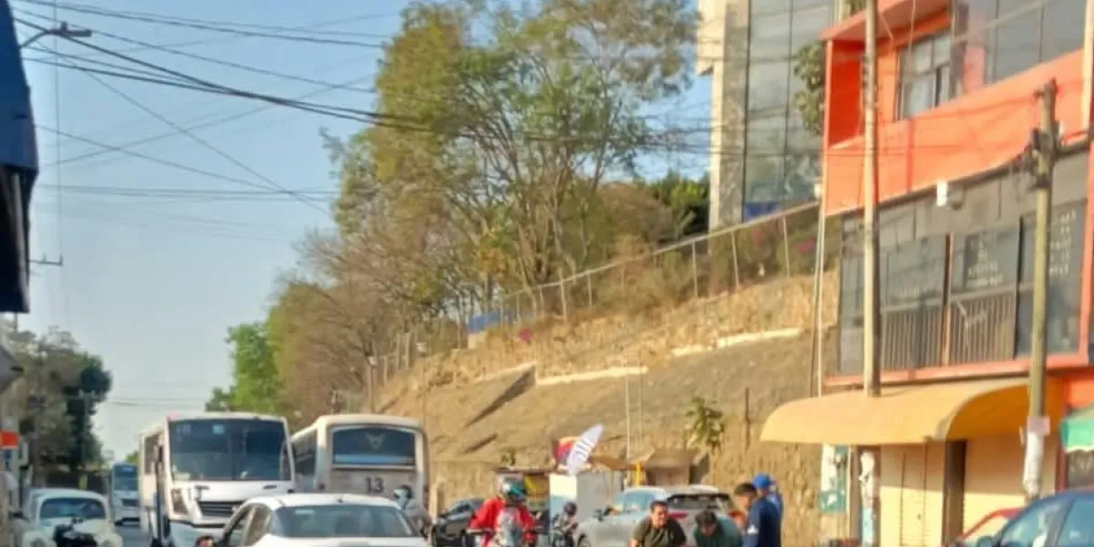 Un motociclista resultó lesionado tras un accidente con un vehículo particular en la avenida Universidad, a la altura de Chamilpa, en Cuernavaca.