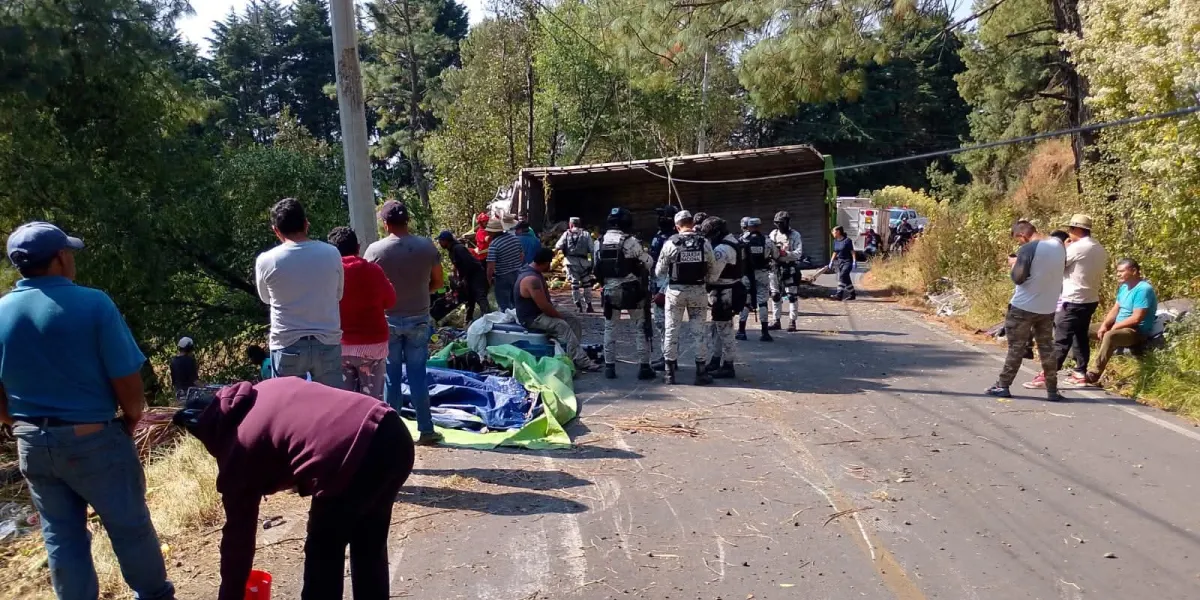  Un camión que transportaba cocos volcó en el libramiento Tres Marías–Huitzilac; el accidente dejó una persona sin vida y dos lesionadas, informó autoridades.