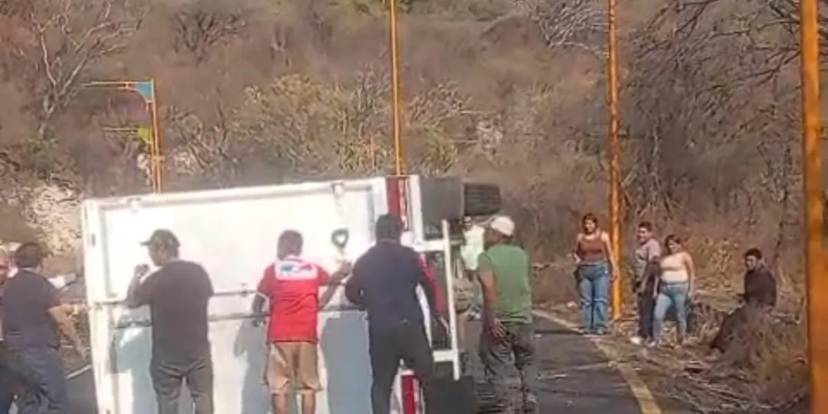 Un incendio en un lote de autos chatarra en Yautepec provocó intensa movilización de bomberos y autoridades; no se reportan lesionados.