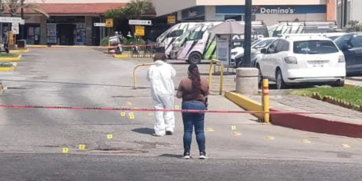  Sujetos armados atacaron a tres hombres en avenida Río Mayo, en Cuernavaca; dos resultaron gravemente heridos tras la agresión.