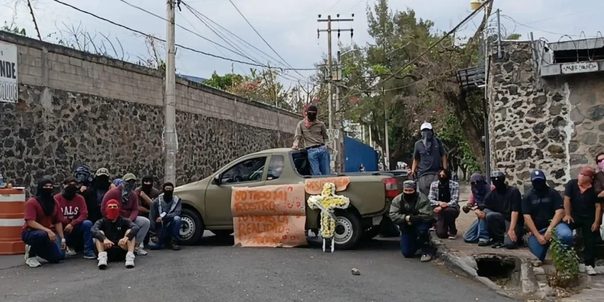 Estudiantes de Medicina de la UAEM realizaron un bloqueo en Cuernavaca para exigir seguridad, mejoras académicas y respuestas de autoridades universitarias.