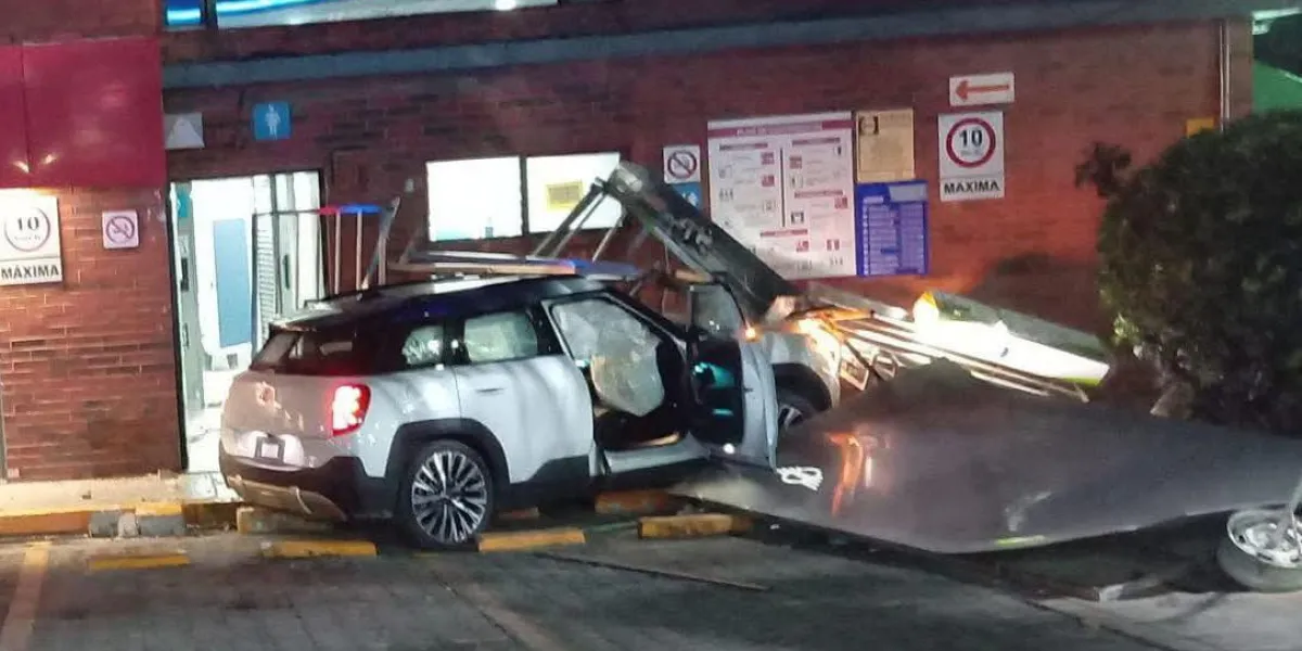 Un conductor perdió el control y chocó contra una gasolinera en la colonia Antonio Barona en Cuernavaca; no hubo lesionados.
