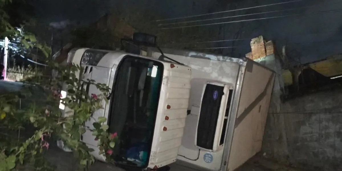 Una camioneta de lácteos volcó en la colonia El Azteca en Temixco; el conductor resultó ileso y solo hubo daños materiales.