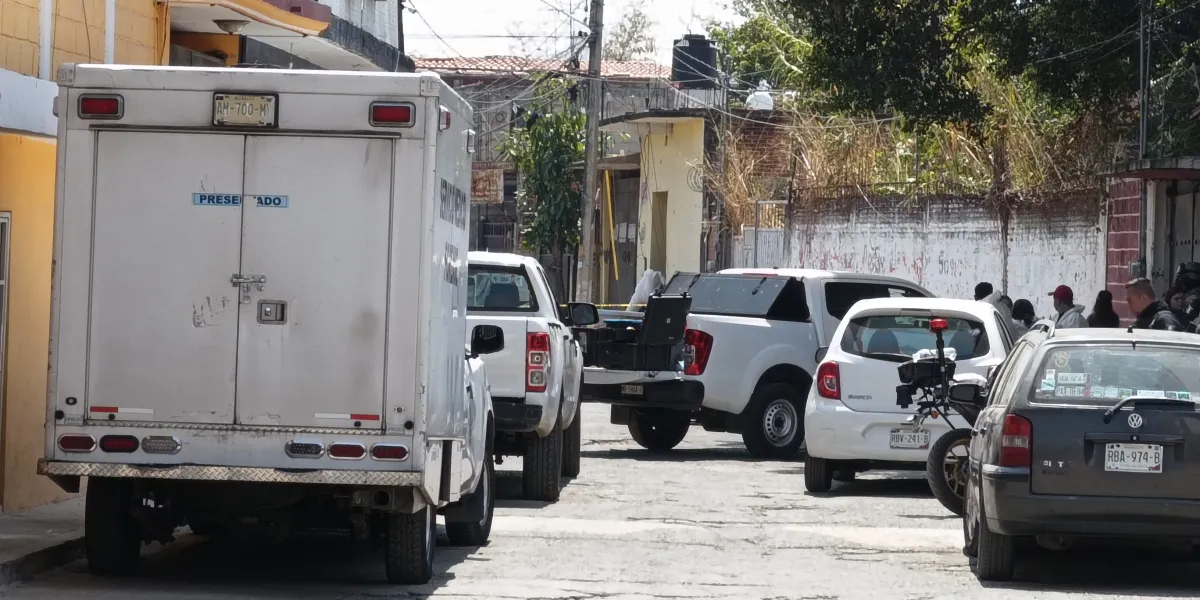 Mujer fue asesinada en Jiutepec mientras esperaba transporte; Fiscalía investiga el caso como posible feminicidio en la colonia Los Pinos.