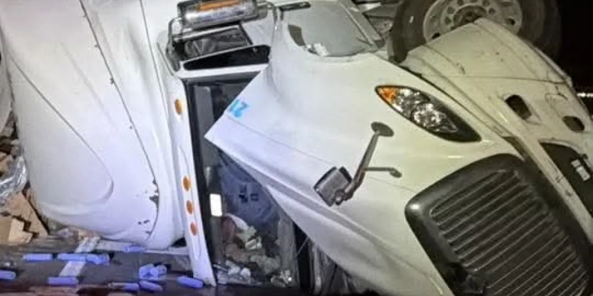 Accidente en la autopista México–Cuernavaca provoca cierre total en Parres tras volcadura de tráiler; hay una persona lesionada y afectaciones viales.