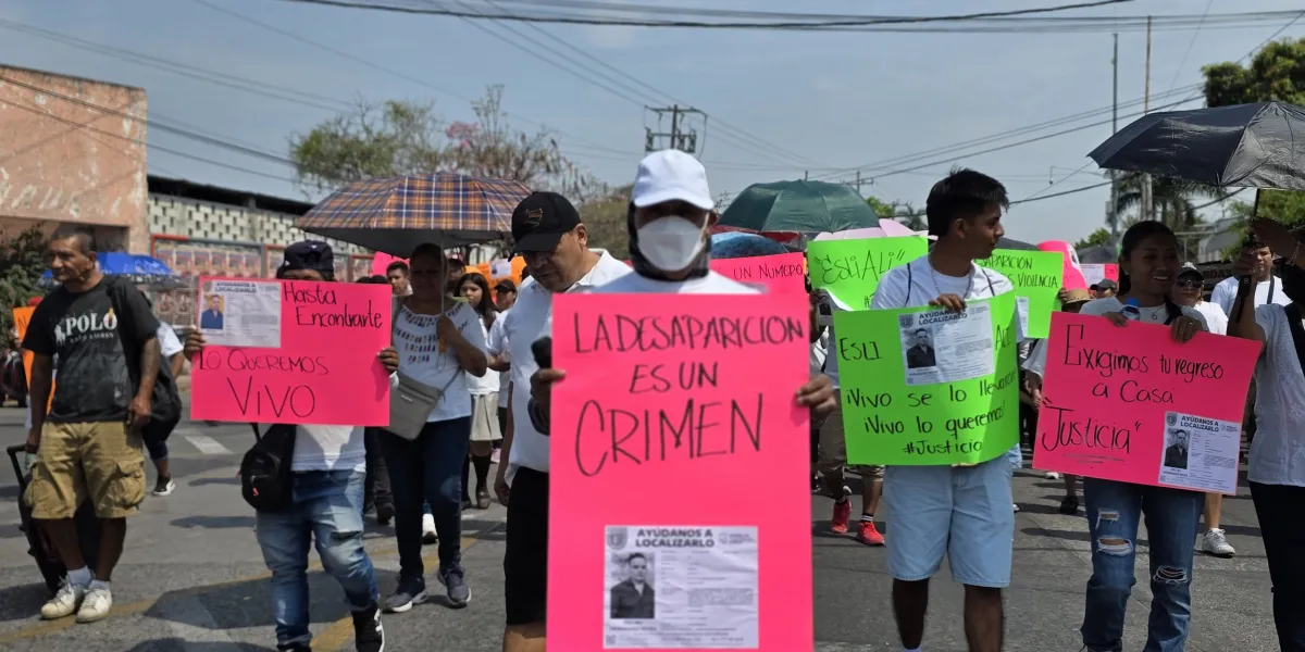 Familiares, amigos y abogados marcharon en Cuautla hasta la Fiscalía Regional Oriente para exigir avances en la búsqueda del litigante Esli Ali Hernández, desaparecido el 7 de marzo.