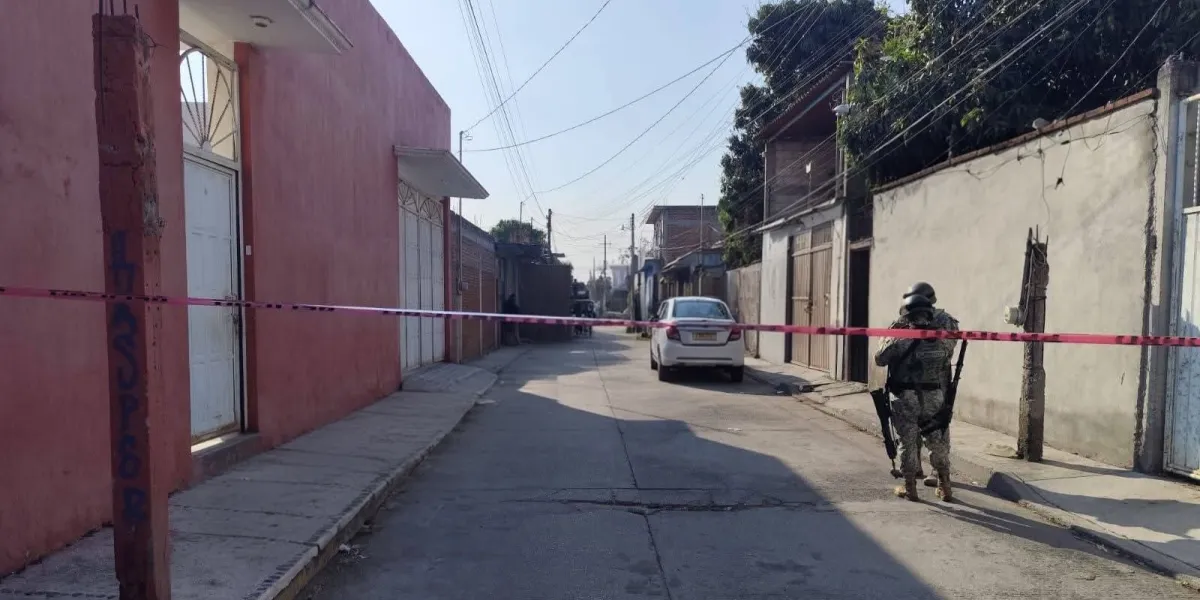  Un hombre de 39 años fue asesinado a balazos al interior de su vivienda en la colonia Año de Juárez, en Cuautla; autoridades investigan el caso.