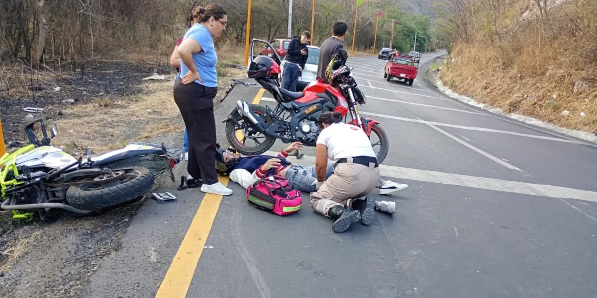 Dos personas resultaron lesionadas tras un accidente en motocicleta en el Cañón de Lobos rumbo a Cuautla.