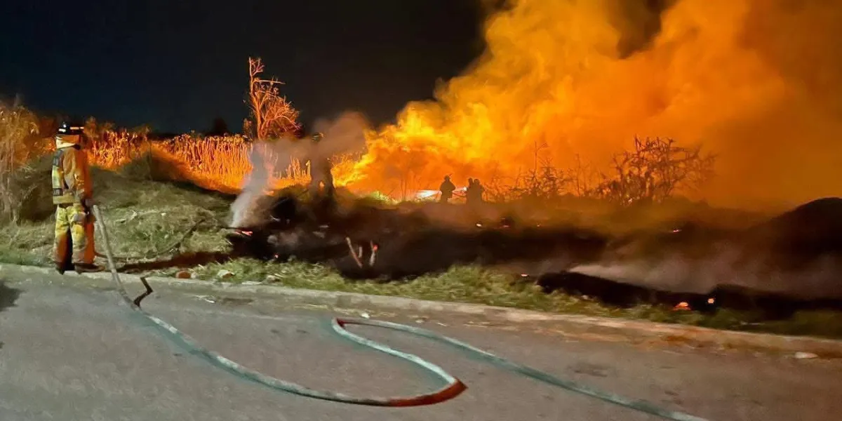 Incendio de pastizal en Cuautla fue controlado por bomberos sin lesionados; autoridades llaman a evitar quema de basura y prevenir riesgos.