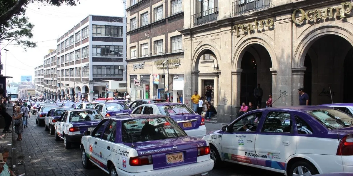 Taxistas bloquean vialidad en Cuernavaca y protestan contra la tenencia vehicular, exigiendo subsidios y acuerdos claros.