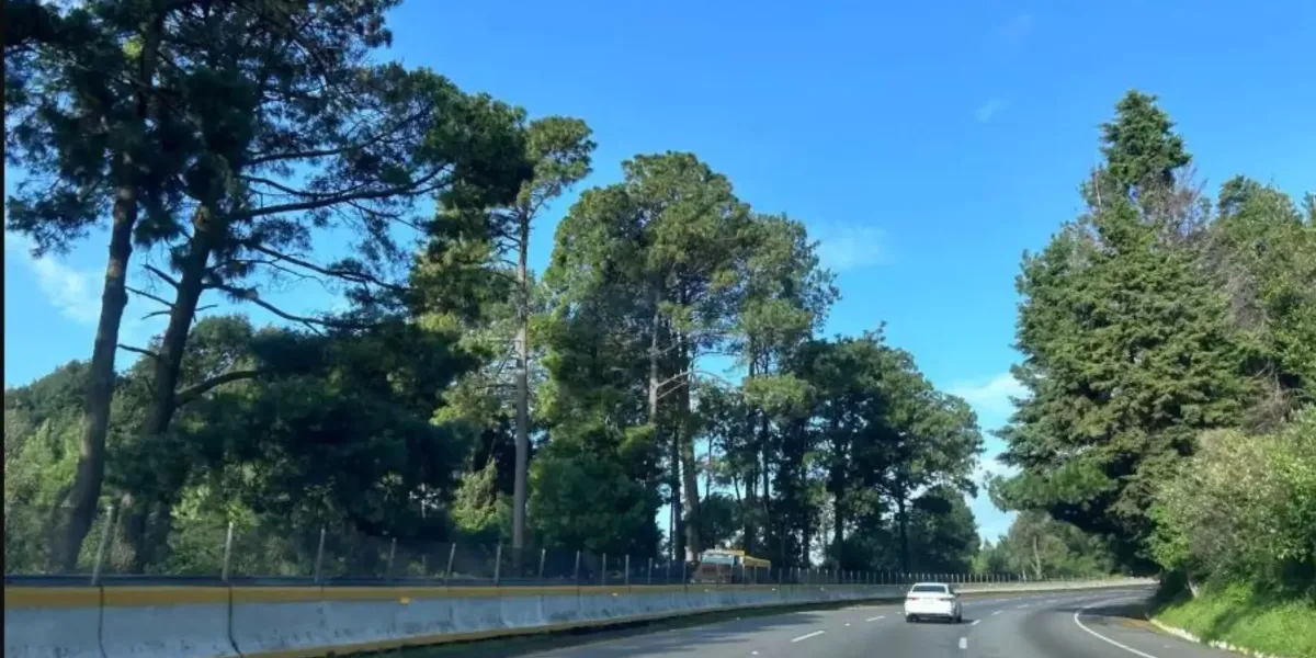 Un choque entre una grúa y una combi en la autopista México–Cuernavaca generó cierre total por varias horas; no hubo personas lesionadas.