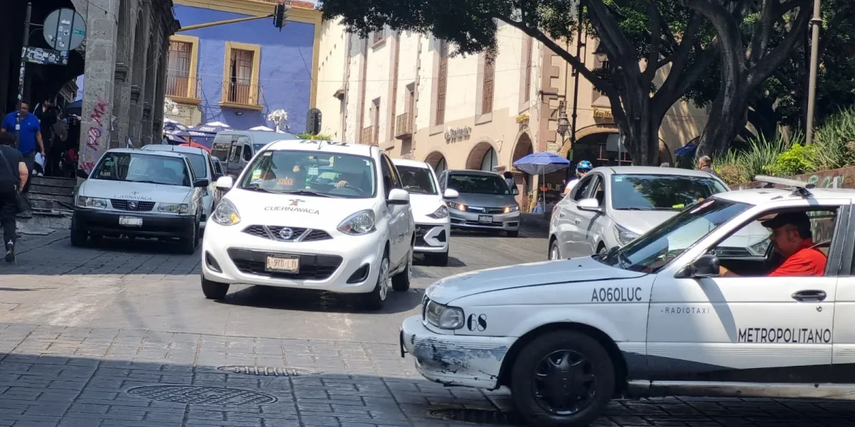 Taxistas de la zona metropolitana de Morelos pidieron a las autoridades regular a choferes de Uber y DiDi para que cumplan con las mismas obligaciones del transporte público.