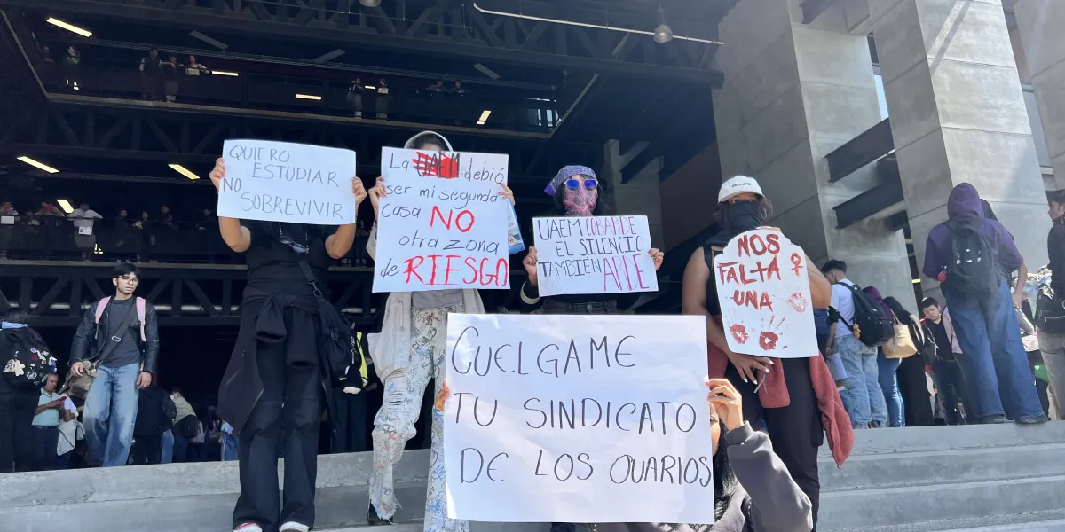  Alumnos de la UAEM marcharon en el campus Chamilpa para exigir mayor seguridad y avances en la búsqueda de Kimberly; tomaron Rectoría tras ausencia de la rectora.