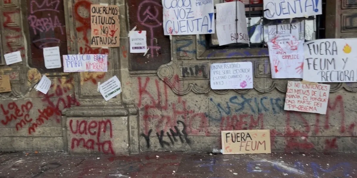 Estudiantes de Morelos marcharon por la desaparición de Kimberly y causaron daños en Palacio de Gobierno; exigieron avances y destitución de la rectora de la UAEM.