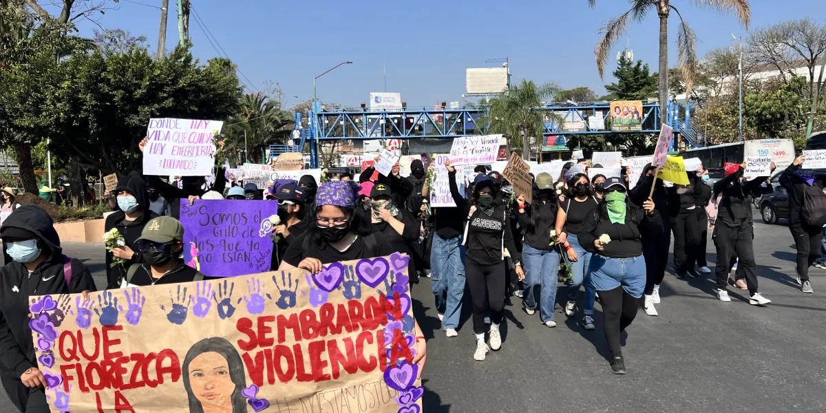 Alumnos de la Facultad de Nutrición de la UAEM denunciaron presuntas amenazas durante el sexto día de marchas y paro de actividades en Cuernavaca para exigir justicia por Kimberly y Karol.