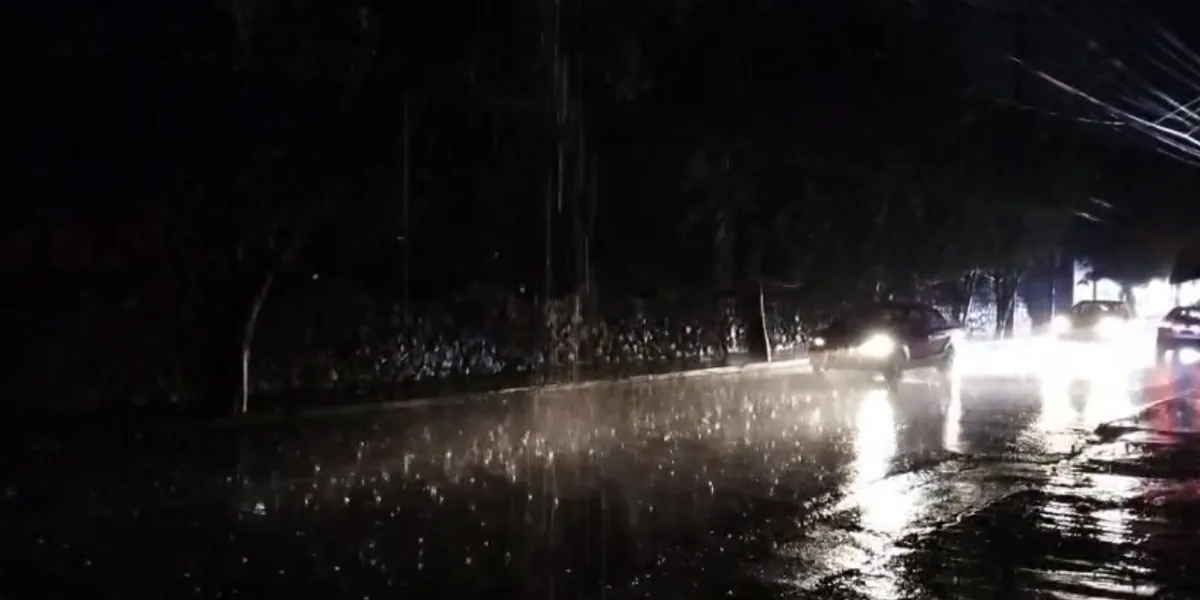  Protección Civil reportó caída de árboles, granizo e incendios tras tormenta eléctrica en Cuernavaca, Jiutepec y otros municipios de Morelos.