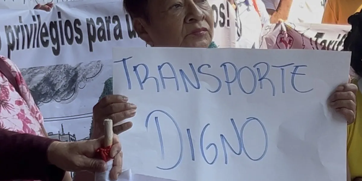  Colectivos marchan en Cuernavaca para rechazar el aumento al pasaje y exigir mejoras en el transporte público en Morelos.