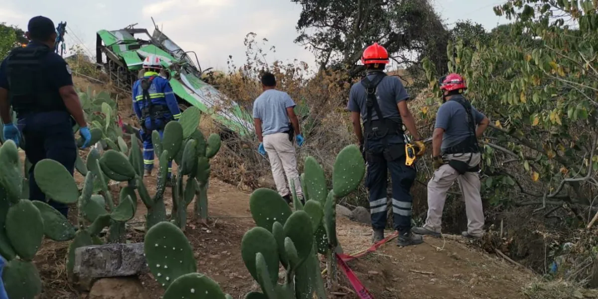 Accidente en Tlayacapan deja 10 muertos y 31 lesionados tras caída de autobús a barranca