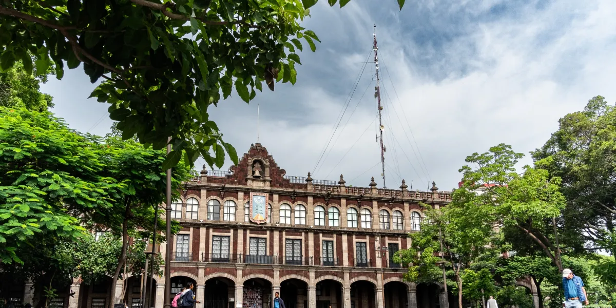  Una joven resultó lesionada luego de derrapar en su motoneta sobre la calle Galeana, en el centro de Cuernavaca; el accidente habría sido provocado por aceite derramado en la vialidad.