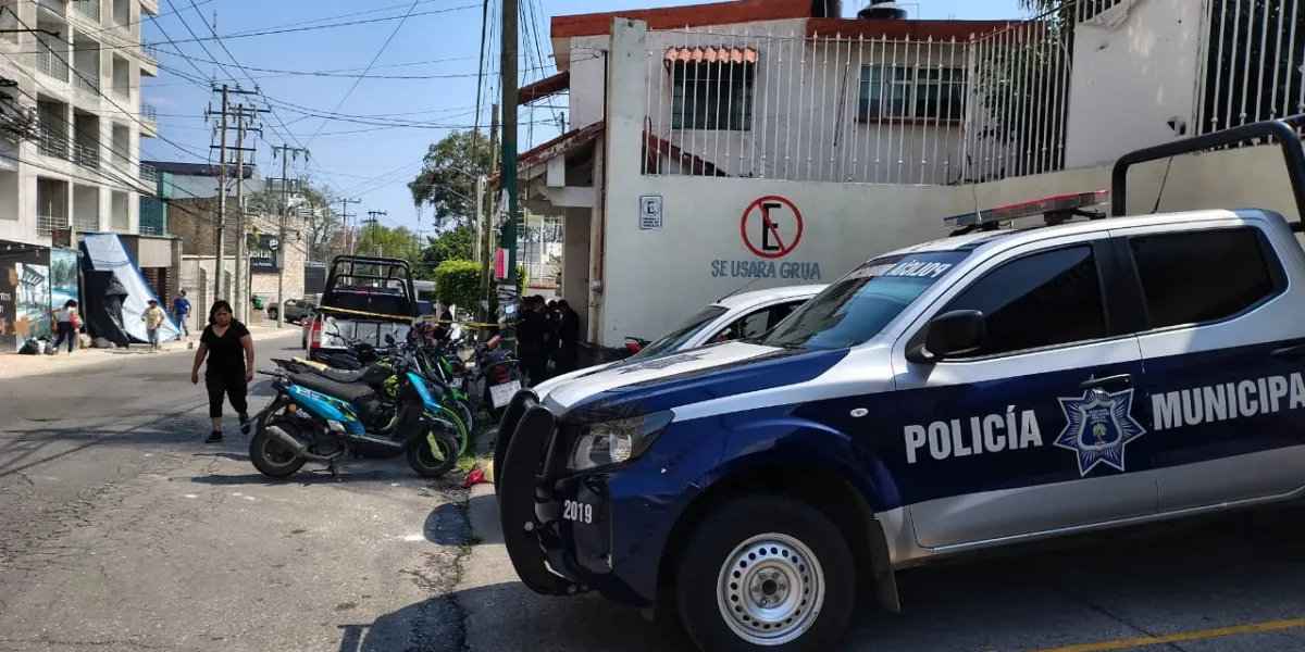 Hallan a hombre sin vida en avenida Domingo Diez en Cuernavaca; víctima permanece sin identificar y autoridades investigan causas.