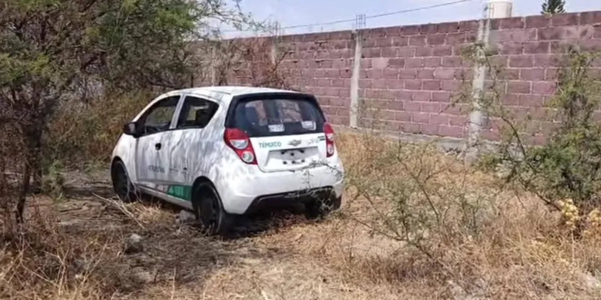 Localizan taxi abandonado y desvalijado en la colonia El Edén, entre Cuernavaca y Temixco; autoridades investigan el caso.