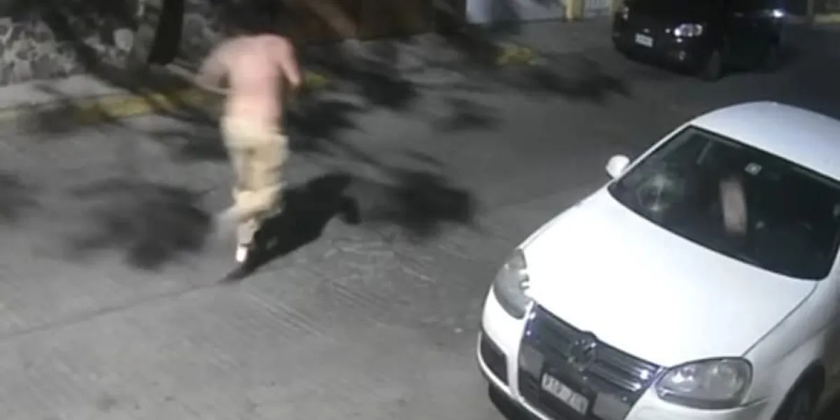 Captan a sujeto vandalizando autos en Lomas de Ahuatlán y Tzompantle; vecinos piden ayuda para identificarlo.