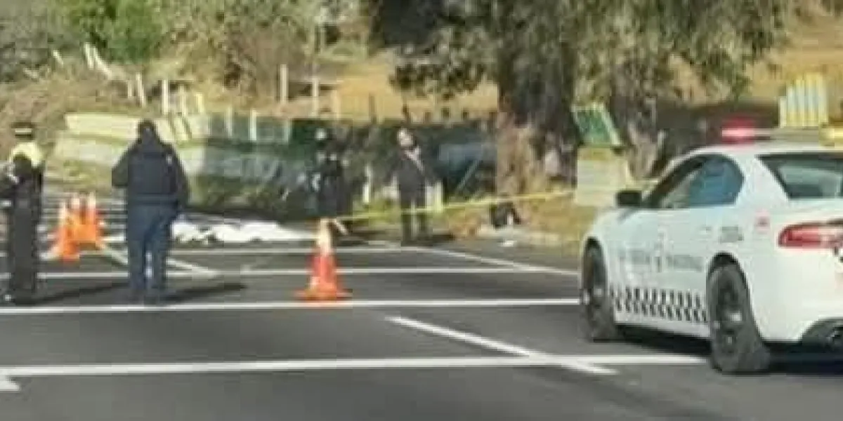 Hallan dos personas sin vida en la autopista México-Cuernavaca, en Tres Marías; investigan posible ataque armado.