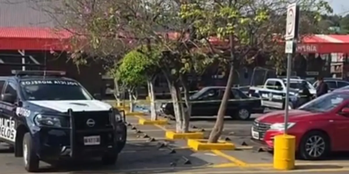 Hombre resulta herido tras ataque armado en estacionamiento de tienda en Lomas de la Selva, Cuernavaca; agresores huyeron en motocicleta.